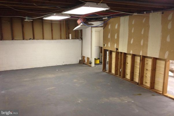 Garage, Interior, Wooden Beams