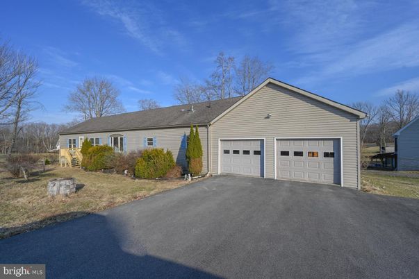 Attached, Exterior, Facade, Ranch