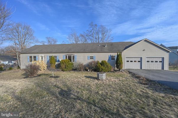 Attached, Exterior, Facade, Ranch