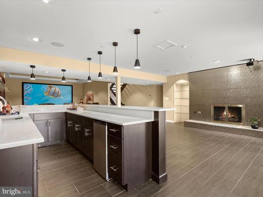 Fireplace, Interior, Kitchen, Pendant Lights, Recessed Lighting, Wood Texture Flooring