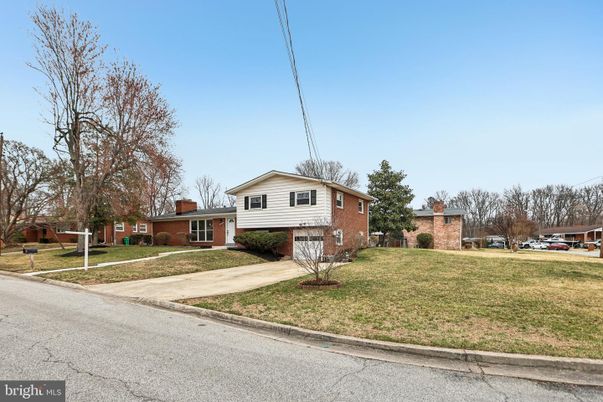 Attached, Exterior, Facade, Brick Facade, Raised Ranch