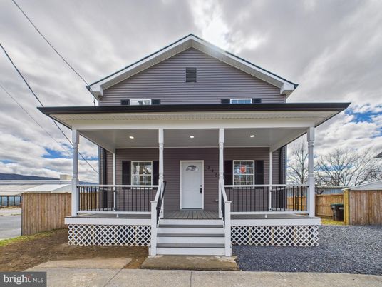 Exterior, Facade, American Craftsman