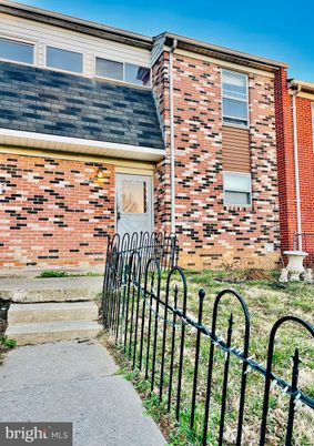 Exterior, Facade, Brick Facade, Rowhouse