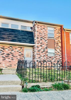 Exterior, Facade, Brick Facade, Rowhouse
