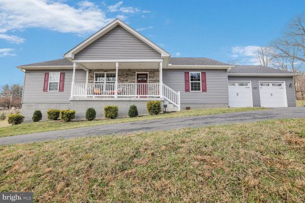 Attached, Exterior, Facade, Ranch