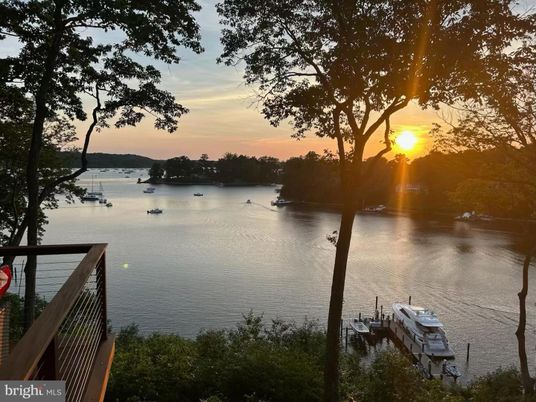 Exterior, Lake