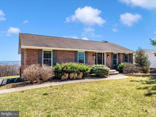 Exterior, Facade, Brick Facade, Ranch