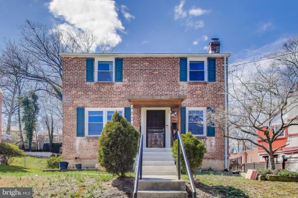 Exterior, Facade, Brick Facade, Raised Ranch