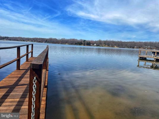Exterior, Lake