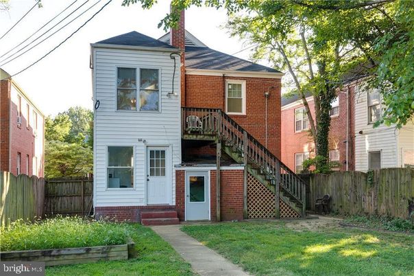Exterior, Facade, Brick Facade, Rowhouse
