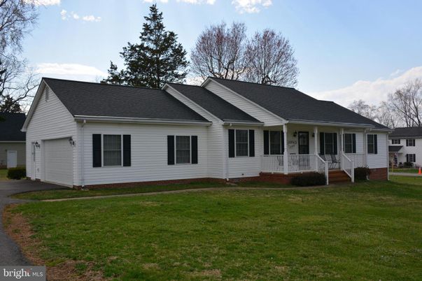 Attached, Exterior, Facade, Ranch