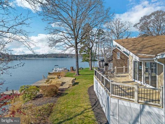 Exterior, Lake