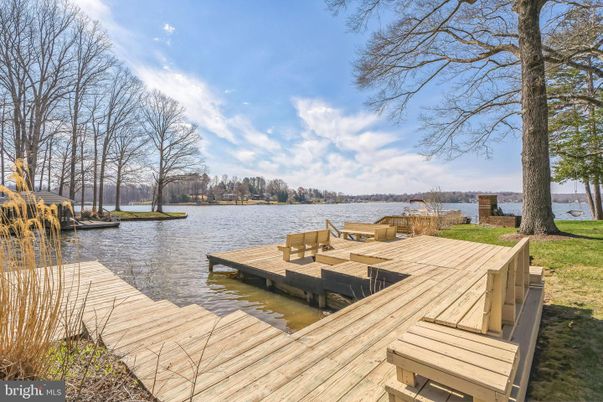Exterior, Lake