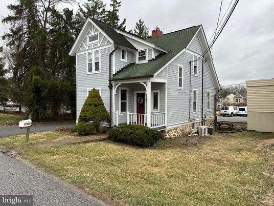 Backyard, Exterior, Facade, Queen Anne Victorian