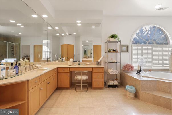 Bathroom, Dual Sink Vanities, Interior, Recessed Lighting