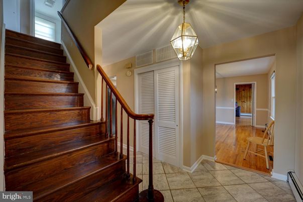 Interior, Pendant Lights, Wood Texture Flooring