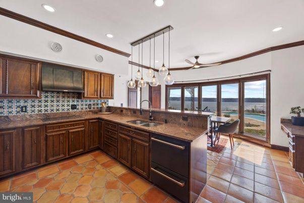 Dining room, Interior, Kitchen, Pendant Lights, Recessed Lighting, Water