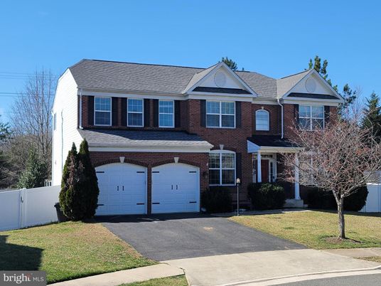 Attached, Exterior, Facade, Brick Facade, Georgian