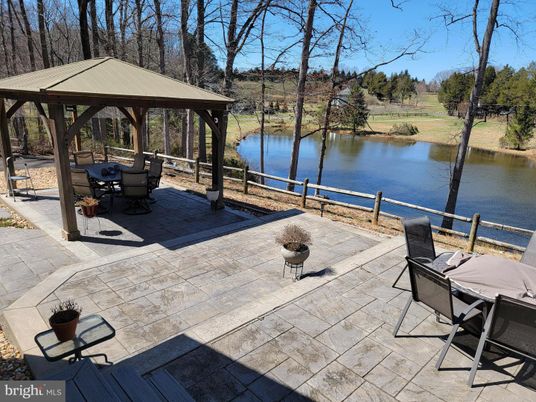 Exterior, Lake