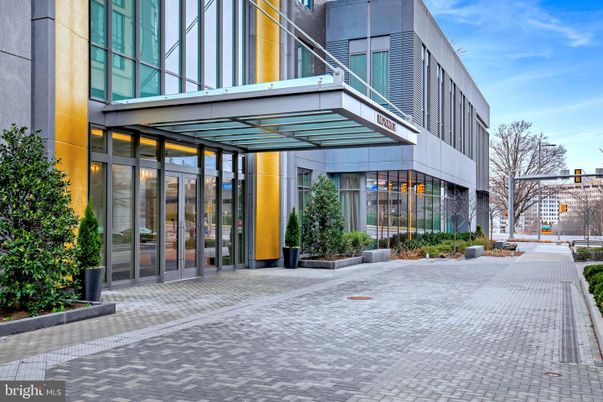 Exterior, Facade, Modern