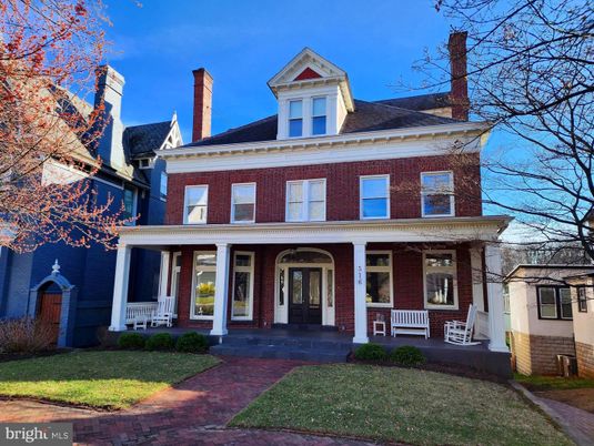 Exterior, Facade, American Foursquare