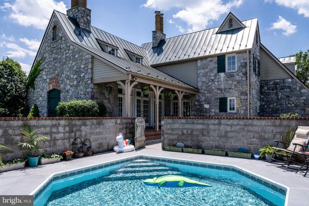 Exterior, Pool
