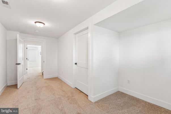 Empty room, Interior