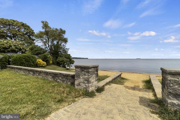 Exterior, Lake