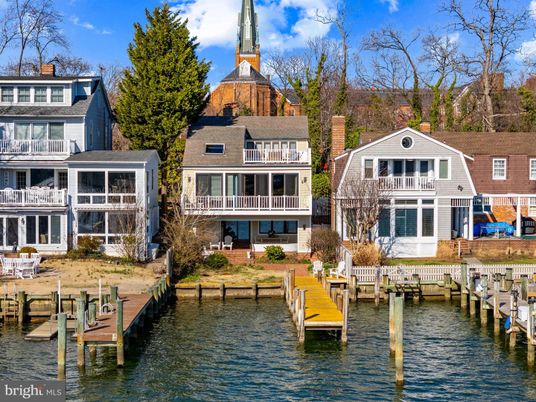 Exterior, Lake