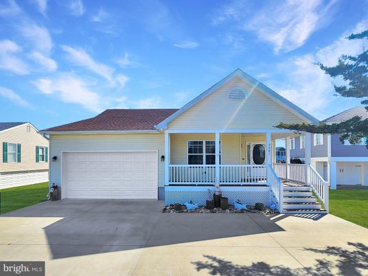 Attached, Exterior, Facade, American Craftsman