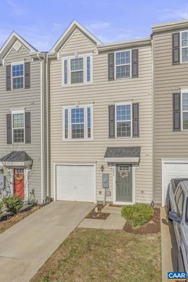 Attached, Exterior, Facade, Rowhouse