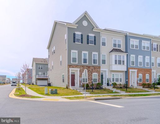 Exterior, Facade, Rowhouse