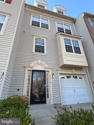 Attached, Exterior, Facade, Rowhouse