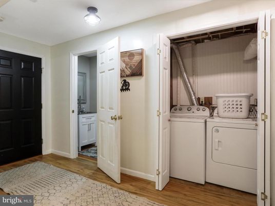 Interior, Utility Closets, Washer, Wood Texture Flooring