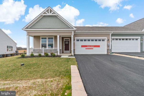 Attached, Exterior, Facade, Ranch