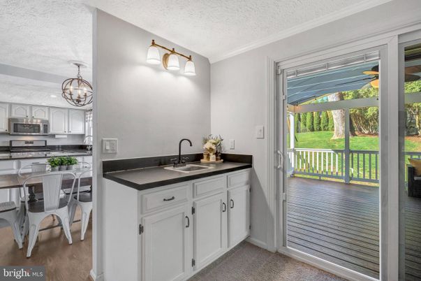 Chandelier, Dining room, Interior, Kitchen, Stainless Steel Appliances, Wood Texture Flooring