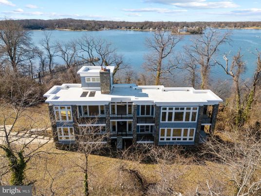 Exterior, Lake