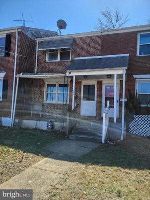 Exterior, Facade, Brick Facade, Rowhouse