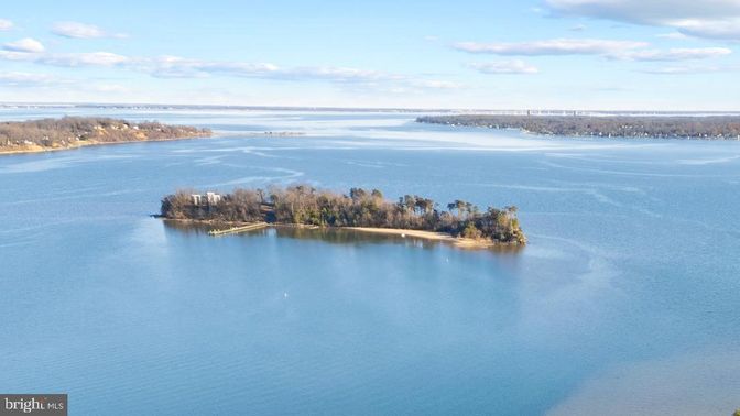 Exterior, Lake