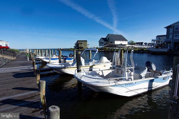 Exterior, Lake