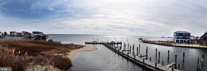 Exterior, Lake