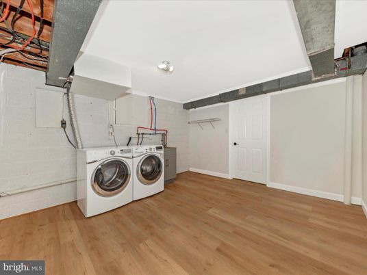 Interior, Washer, Wood Texture Flooring