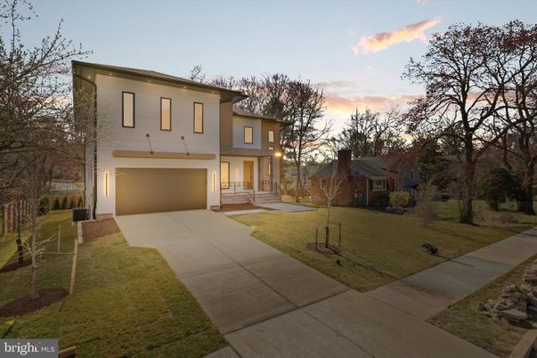Attached, Exterior, Facade, Modern