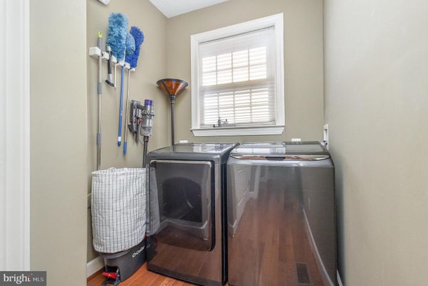 Interior, Washer, Wood Texture Flooring