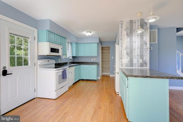 Interior, Kitchen, Pendant Lights, Wood Texture Flooring