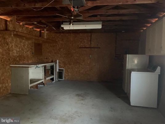 Garage, Interior, Washer, Wooden Beams