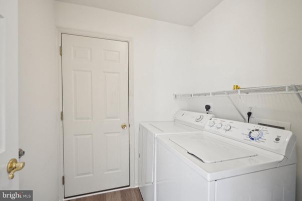 Interior, Washer, Wood Texture Flooring