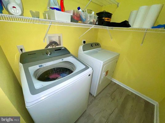 Interior, Washer, Wood Texture Flooring