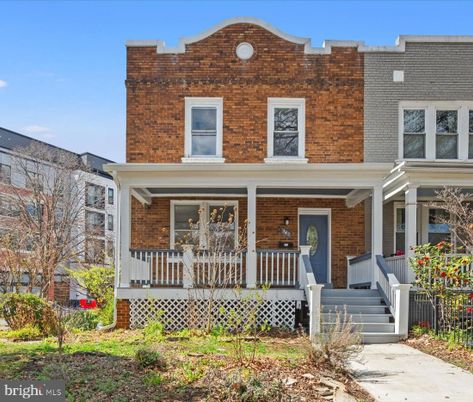 Exterior, Facade, Brick Facade, Rowhouse
