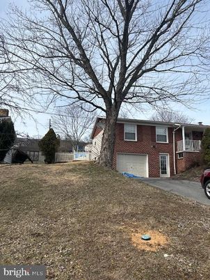 Attached, Backyard, Exterior, Facade, Brick Facade, Cape Cod